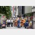 騒然とする現場周辺。GINZA SIXで刺激臭（Ｃ）共同通信社