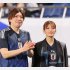 りんたろーとサッカー観戦する三谷アナ（Ｃ）日刊ゲンダイ