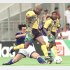 ジャマイカ戦でタックルする山口選手（Ｃ）共同通信社