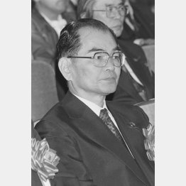 社会党結党40周年記念式典で、檀上の式典を見る石橋正嗣委員長（1985＝昭和60＝年11月2日、東京・日比谷公会堂）　（Ｃ）上森清二／共同通信イメージズ