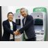 ファミリーマト店内でATMをお披露目、握手する同社の小谷健夫社長（左）と、セブン銀行の松橋正明社長（Ｃ）共同通信社