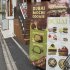 新大久保のカフェの前には大きな看板が　（Ｃ）日刊ゲンダイ
