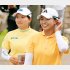 渋野日向子（右）と勝みなみ（Ｃ）共同通信社