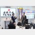 節目突破恒例のくす玉割り（Ｃ）共同通信社