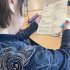 「まさか、薬で死ぬなんて考えたこともなかった」と悔いる母親（和田明美撮影）