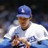 指を気にする大谷翔平（Ｃ）共同通信社