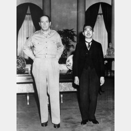 記念撮影する天皇陛下とマッカーサー元帥（米国大使館、1945＝昭和20＝年9月27日）／（Ｃ）共同通信社