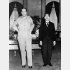 記念撮影する天皇陛下とマッカーサー元帥（米国大使館、1945＝昭和20＝年9月27日）／（Ｃ）共同通信社