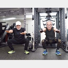 俳優の大村崑さんとスクワットをする筆者。軽い運動を継続することも動脈硬化の予防になる（本人提供）