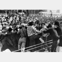 1962年に開かれた憲法調査会中央公聴会に際しては、全学連の学生たちが警察官ともみあった（1962＝昭和37＝年9月28日、東京・平河町付近）／（Ｃ）共同通信社