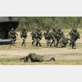 彼らは命を張って使命に取り組む（日米共同訓練「アイアン・フィスト」の陸上自衛隊員たち）／（Ｃ）共同通信社