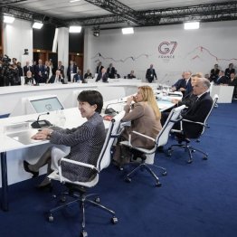 G7サミットの最終日の討議に臨む高市首相（左）／（Ｃ）共同通信社