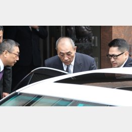 ない袖は振れない…（神戸山口組の井上邦雄組長＝中央）／（Ｃ）日刊ゲンダイ