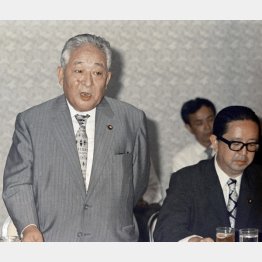 AA研緊急総会であいさつをする宇都宮徳馬氏（左）／（Ｃ）共同通信社