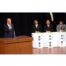 「自由民主党　新憲法制定推進の集い」で長々と挨拶をする、中曽根康弘元首相（左）とうんざり気味の（後方右から）中川昭一政調会長、中川秀直幹事長、安倍晋三総裁（2007＝平成19＝年4月、九段会館）／（Ｃ）日刊ゲンダイ