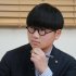 維新の吉村代表を取材中の筆者（提供）日本中学生新聞