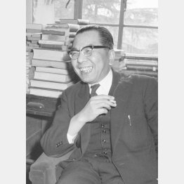 戒能通孝氏（1964＝昭和39＝年3月5日、自宅で）／（Ｃ）共同通信社