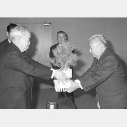 金日成首相から贈られた「朝鮮末」を受け取る宇都宮徳馬氏（Ｃ）共同通信社