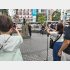 外国人観光客がハチ公と一緒にポーズを決めてパシャ（筆者撮影）