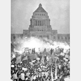 国会中央玄関前を埋める学生らのデモ隊。約1万人が国会敷地内になだれこんだ。国会史上初の出来事だった（1959＝昭和34＝年11月27日撮影、東京・永田町）／（Ｃ）共同通信社
