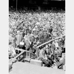 1948（昭和23）年4月4日、後楽園球場のプロ野球開幕戦の金星対阪急戦で、スタンドから米国式の始球式を行う連合国軍総司令部（GHQ）のマーカット少将（Ｃ）共同通信社