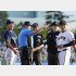 メンバー表を交換するヤクルトの池山監督（左端）と巨人の橋上監督代行（右端）（Ｃ）共同通信社