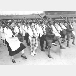 太平洋戦争の時代、大日本国防婦人会が結成されるなど、戦時下の銃後の活動、つまり戦力の一つとして婦人にも軍事教練が行われたのだった（1942＝昭和17＝年1月28日）　／（Ｃ）共同通信社