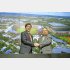 日本ハムの栗山英樹CBO（左）と北海道恵庭市の原田裕市長＝2日、、エスコンフィールド北海道（Ｃ）共同通信社