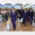 羽田空港でファンでの出迎えを受ける日本代表の選手たち（Ｃ）日刊ゲンダイ