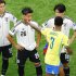 試合後、ブラジルのガブリエル（3）に声をかけられる塩貝健人（26）／（Ｃ）共同通信社