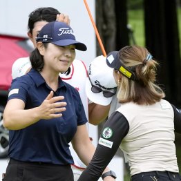 24位発進から史上最大逆転Vのイ・ミニョン（左）と大出（Ｃ）共同通信社