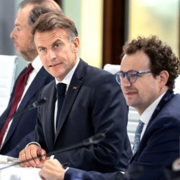 先のG7エビアン・サミットでは主要AI企業幹部らとの昼食会が開かれ、主催のマクロン大統領と出席した米アンソ​ロピックのダリオ・アモデイCEO（Ｃ）ロイター