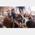 W杯日本対ブラジル戦で、日本リードでハーフタイムに入り、渋谷センター街で歓喜を爆発させるファンたち（Ｃ）日刊ゲンダイ