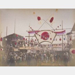 1889年2月11日、大日本帝国憲法発布の日の市中の様子。当時の新聞によると、京都では「市中の様子、祇園に祭りに似たり」（時事、2月12日）とある。国旗が品切れ、酒が品切れなど、「憲法景気」に日本国中が沸いた。（長崎大学附属図書館所蔵／共同通信イメージズ）