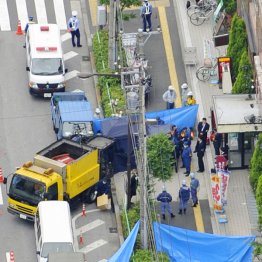 マンションの周辺では、下水道の捜索が行われた（Ｃ）共同通信社