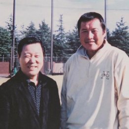 故・ジャンボ尾崎さん（右）に尽くしたなべおさみさん（本人提供）
