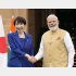 外遊先のインドでは満面の笑みだったが…（右はモディ首相）／（Ｃ）共同通信社