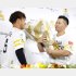 今宮健太から花束を受け取る中村晃（Ｃ）共同通信社
