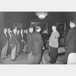 日本への帰国を前に、総統官邸でヒトラーに迎えられる日本代表団（1937＝昭和12＝年12月31日）　（Ｃ）Mary EvansPicture Library／共同通信イメージズ