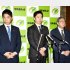 総勢16人で臨んだ会談はわずか8分足らず。どこか硬い表情だった日本維新の会の吉村洋文代表（中央）／（Ｃ）日刊ゲンダイ