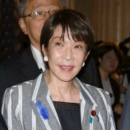 高市首相は裸の女王（Ｃ）日刊ゲンダイ