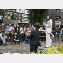 杉並区長選はSNSの空中戦ほど盛り上がらず（写真は当選した岸本聡子氏の街頭演説）／（Ｃ）日刊ゲンダイ