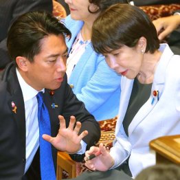軍拡路線を突き進む高市首相と小泉防衛相（Ｃ）日刊ゲンダイ