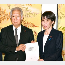 「今国会で非常に重要な問題が山積している中で慌ててこれを提出される必要があるのか」、自身の言葉を嚙みしめた方がいい（皇族数確保策に関する「立法府の総意」のとりまとめを森英介衆院議長らから受け取る高市首相）／（Ｃ）日刊ゲンダイ