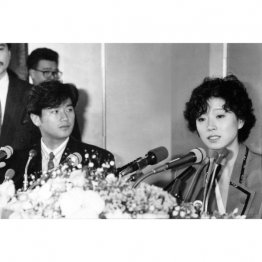 今でも語り草の“金屏風会見”（中森明菜と近藤真彦）／（Ｃ）日刊ゲンダイ