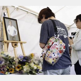 安倍元首相銃撃事件から4年、現場付近の献花台で手を合わせる人たち（Ｃ）共同通信社