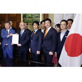 正当性を訴えるための「立法事実」が何もない（「日本国旗損壊罪法案」を共同提出する自民党、日本維新の会、国民民主党、参政党）／（Ｃ）共同通信社