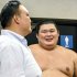 師匠と談笑する大の里（Ｃ）共同通信社