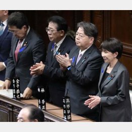 改正案可決で拍手する閣僚（Ｃ）共同通信社