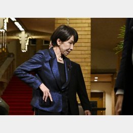 「批判」を真正面から受け止めることもせず、逃げまくり、平然とし、すぐさま公邸に引き揚げる（写真）／（Ｃ）共同通信社